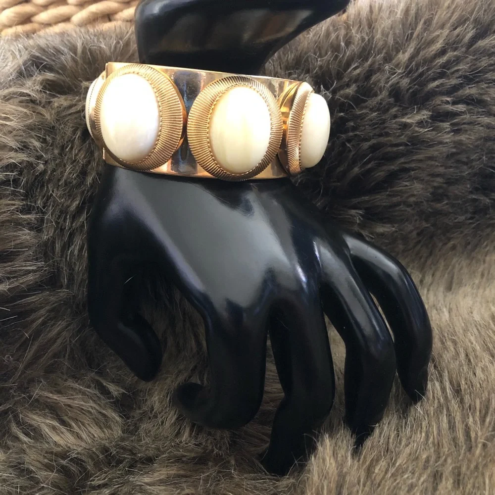 Vintage Two Sisters cream quartz stone bracelet